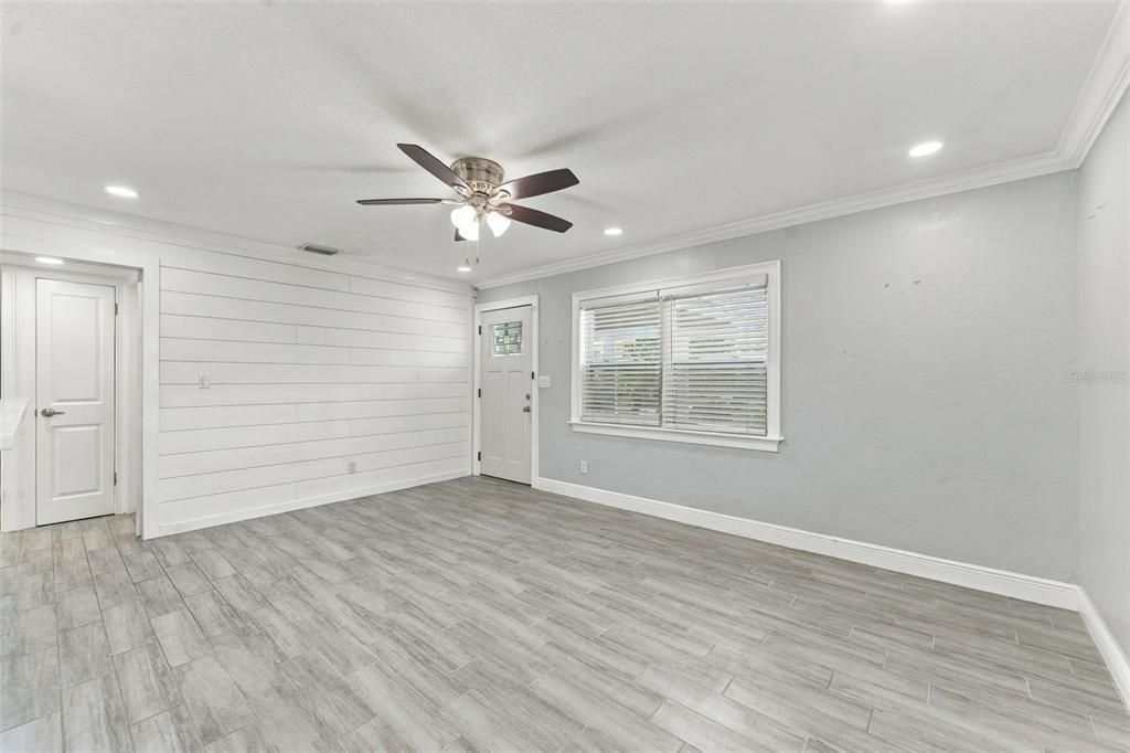 For Rent: $2,500 (2 beds, 1 baths, 864 Square Feet)