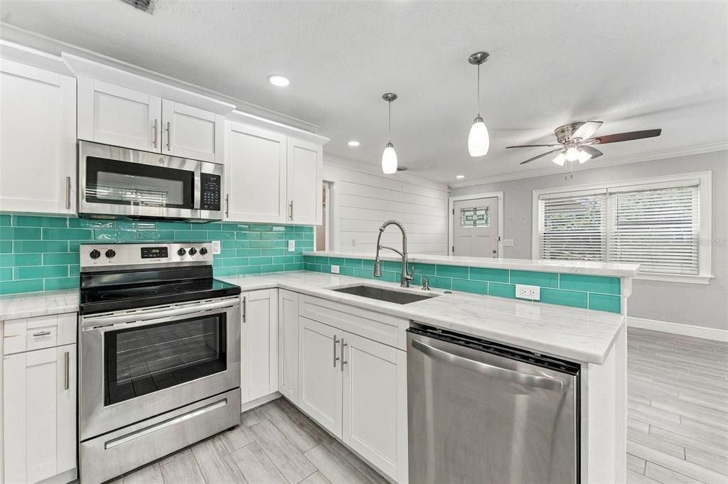 For Rent: $2,500 (2 beds, 1 baths, 864 Square Feet)
