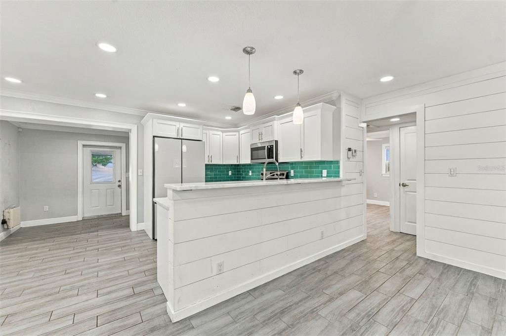 For Rent: $2,500 (2 beds, 1 baths, 864 Square Feet)