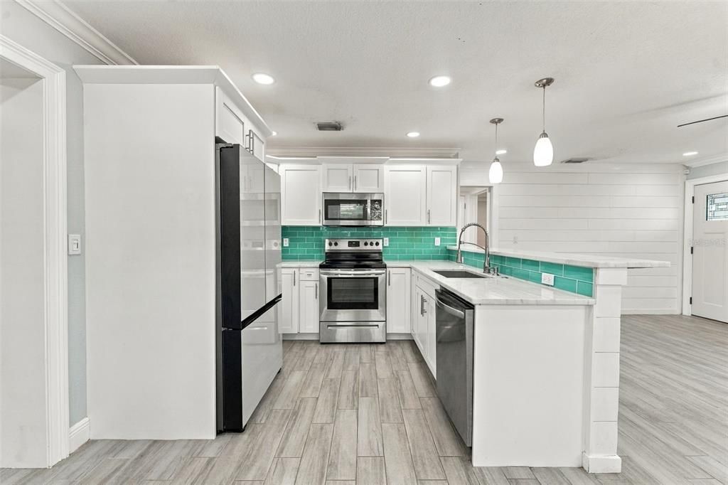 For Rent: $2,500 (2 beds, 1 baths, 864 Square Feet)
