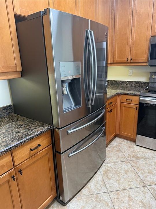 В аренду: $1,900 (2 спален, 2 ванн, 1759 Квадратных фут)