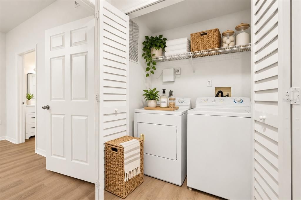 For Sale: $195,000 (2 beds, 2 baths, 1077 Square Feet)