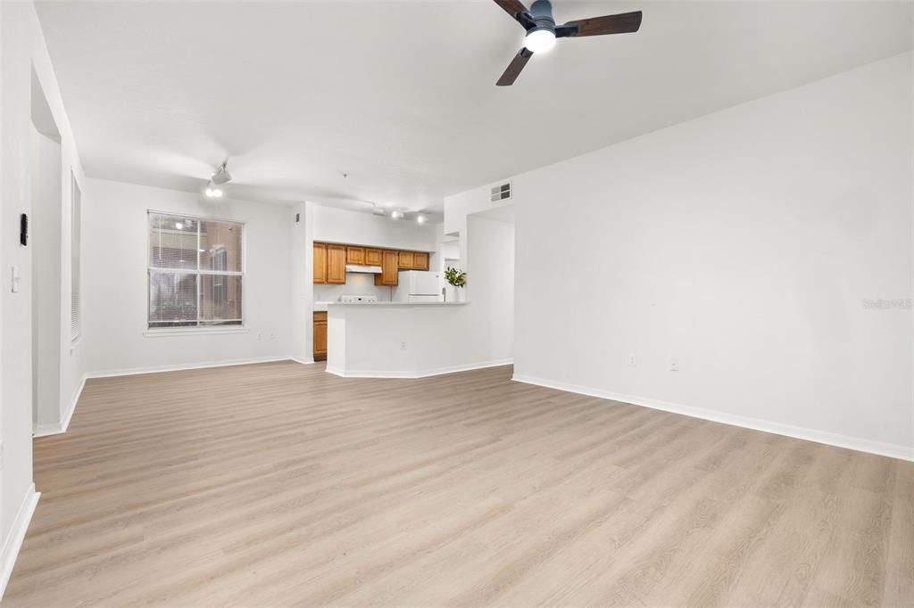 For Sale: $195,000 (2 beds, 2 baths, 1077 Square Feet)