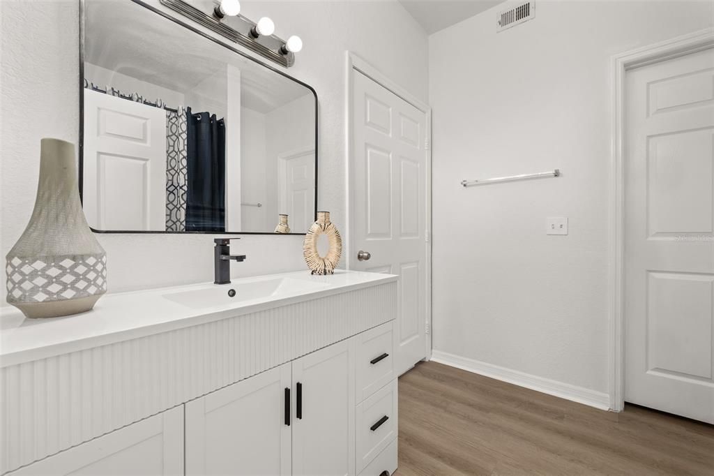 For Sale: $195,000 (2 beds, 2 baths, 1077 Square Feet)