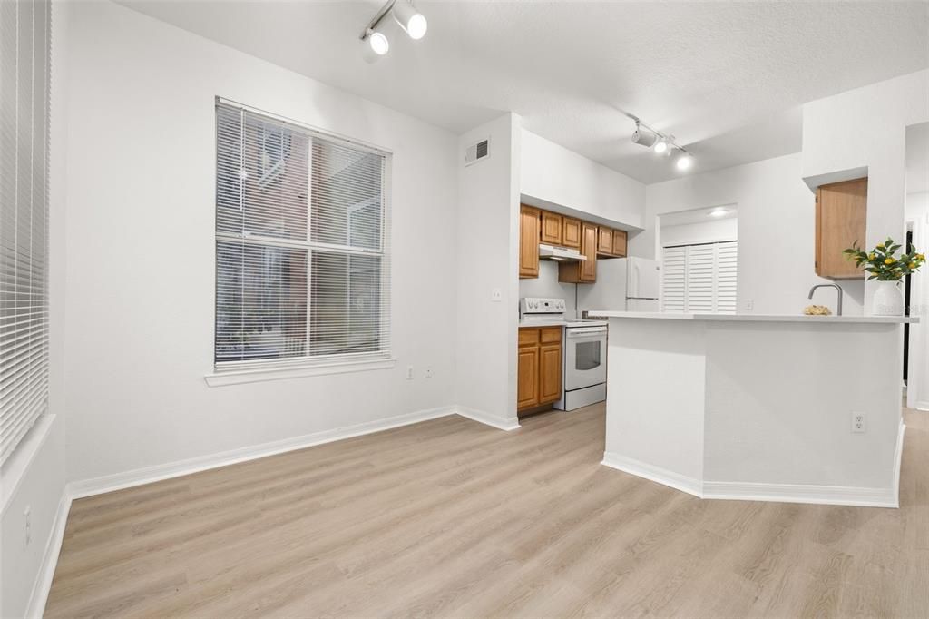 For Sale: $195,000 (2 beds, 2 baths, 1077 Square Feet)