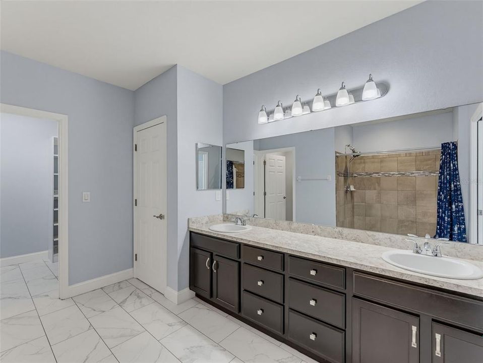 For Sale: $450,000 (5 beds, 3 baths, 3200 Square Feet)