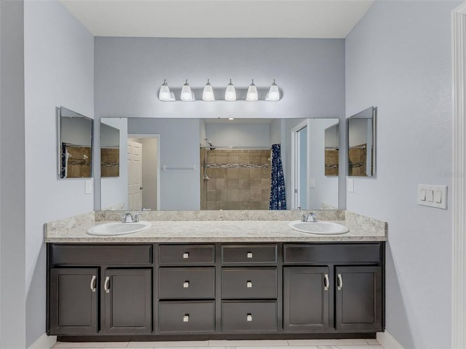 For Sale: $450,000 (5 beds, 3 baths, 3200 Square Feet)