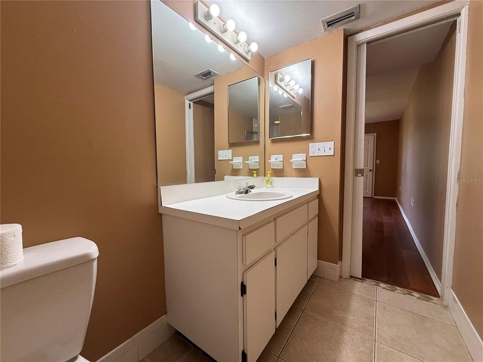 В аренду: $1,800 (2 спален, 2 ванн, 1054 Квадратных фут)