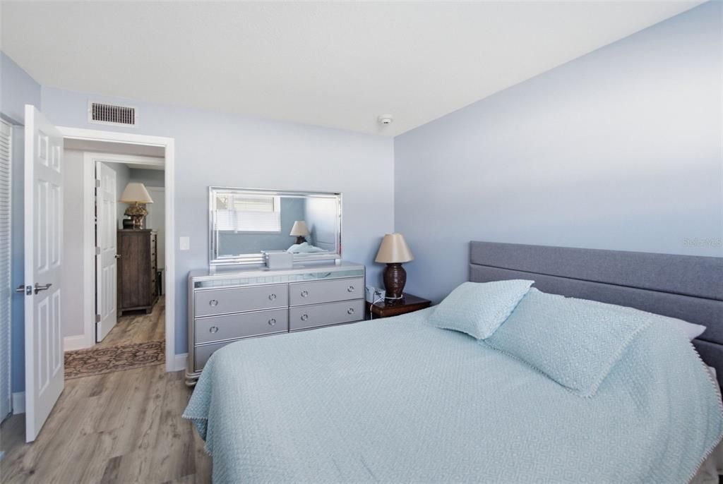 For Sale: $400,000 (2 beds, 1 baths, 794 Square Feet)