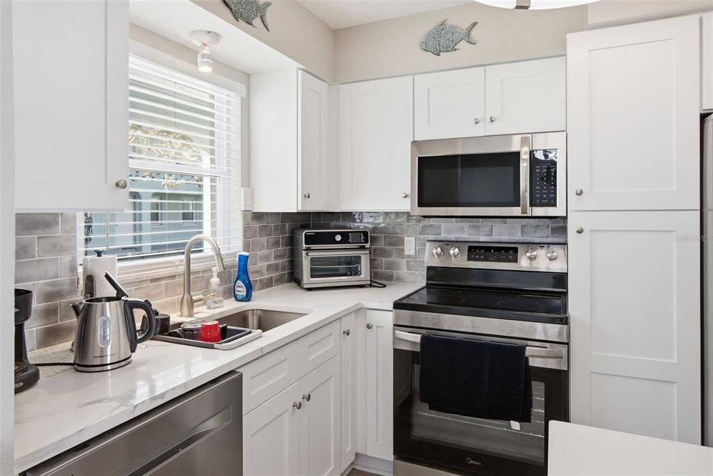 For Sale: $400,000 (2 beds, 1 baths, 794 Square Feet)