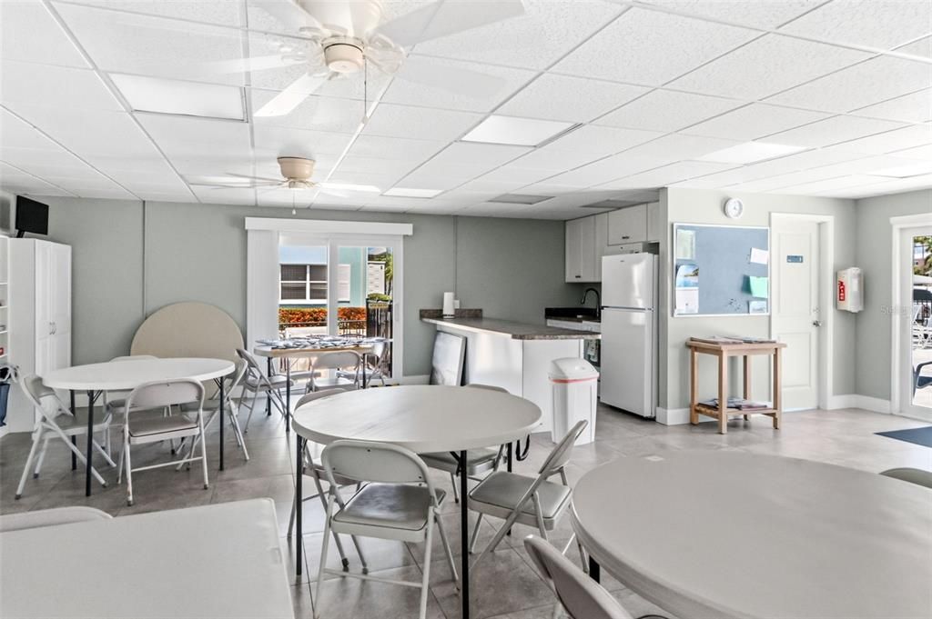 For Sale: $400,000 (2 beds, 1 baths, 794 Square Feet)