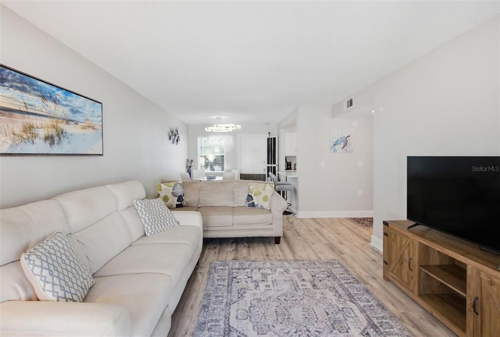 For Sale: $400,000 (2 beds, 1 baths, 794 Square Feet)