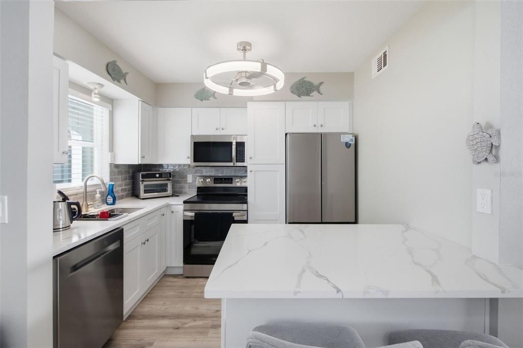 For Sale: $400,000 (2 beds, 1 baths, 794 Square Feet)