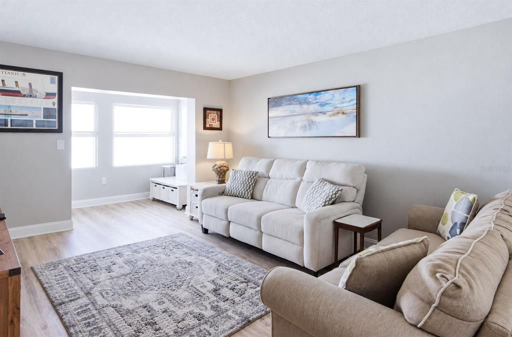 For Sale: $400,000 (2 beds, 1 baths, 794 Square Feet)