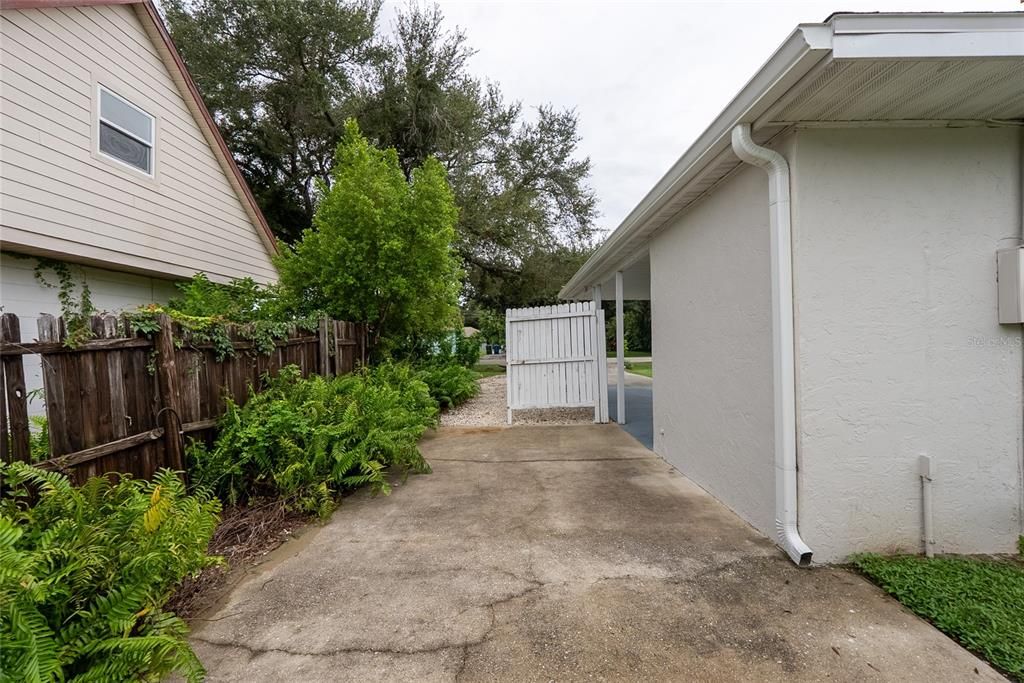 For Sale: $324,900 (2 beds, 1 baths, 880 Square Feet)