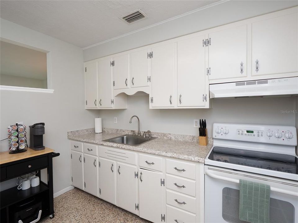For Sale: $324,900 (2 beds, 1 baths, 880 Square Feet)