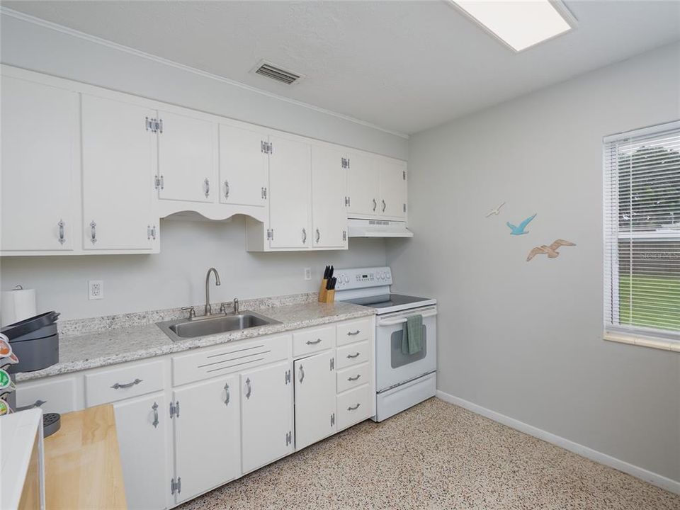 For Sale: $324,900 (2 beds, 1 baths, 880 Square Feet)