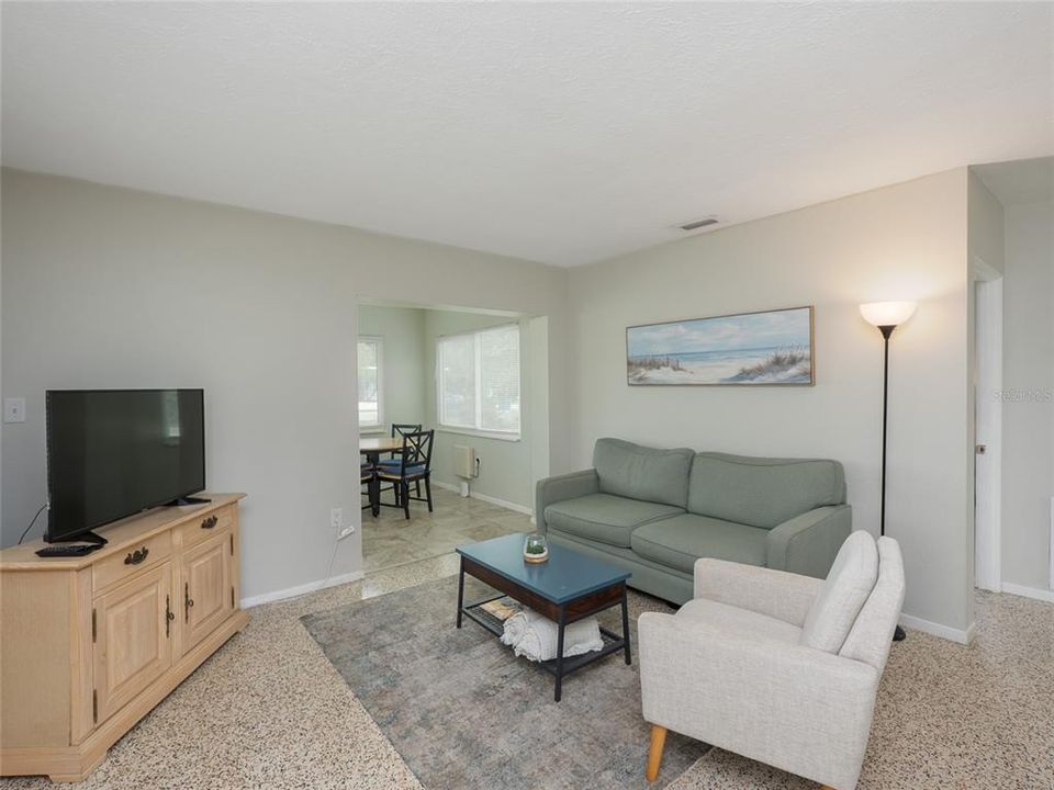 For Sale: $324,900 (2 beds, 1 baths, 880 Square Feet)