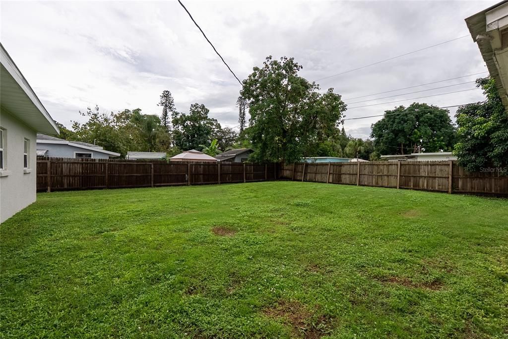 For Sale: $324,900 (2 beds, 1 baths, 880 Square Feet)