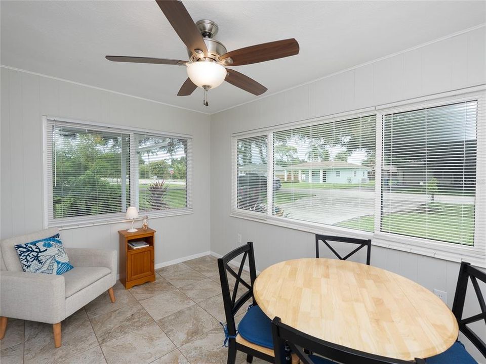 For Sale: $324,900 (2 beds, 1 baths, 880 Square Feet)