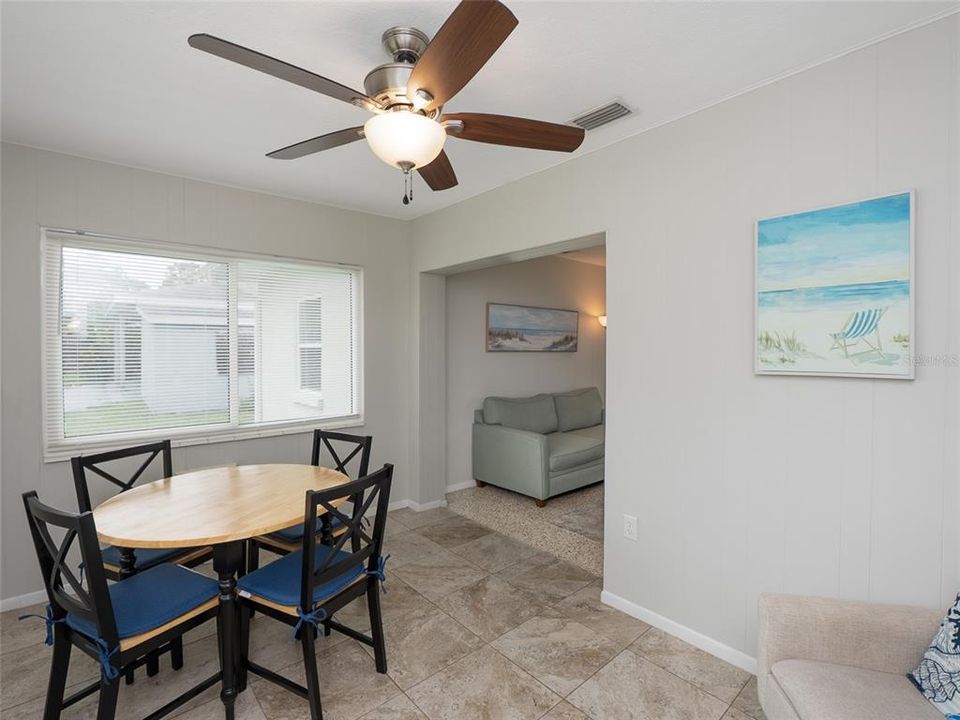 For Sale: $324,900 (2 beds, 1 baths, 880 Square Feet)