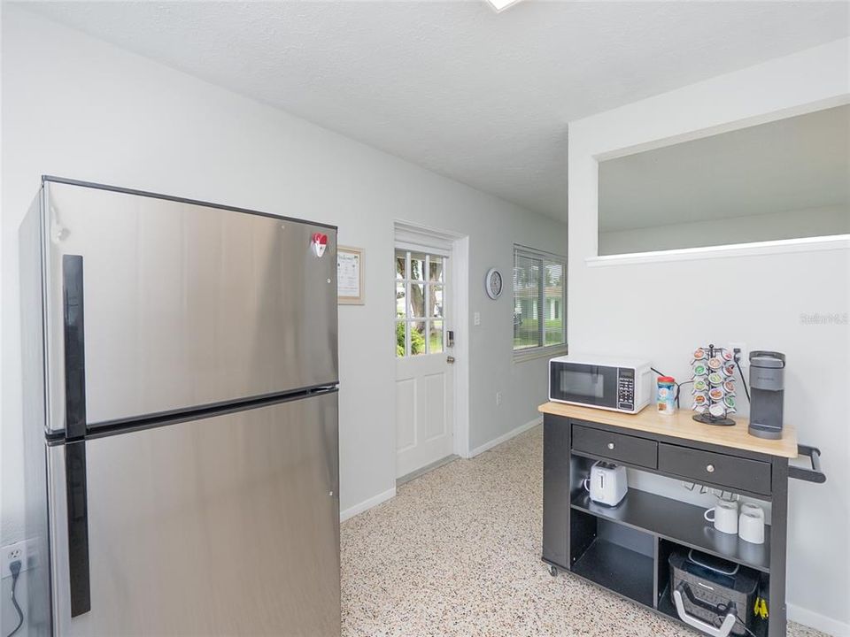 For Sale: $324,900 (2 beds, 1 baths, 880 Square Feet)