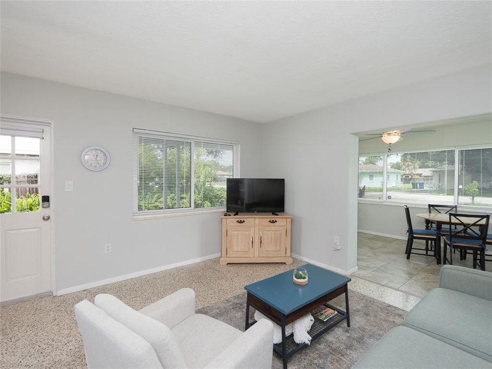 For Sale: $324,900 (2 beds, 1 baths, 880 Square Feet)
