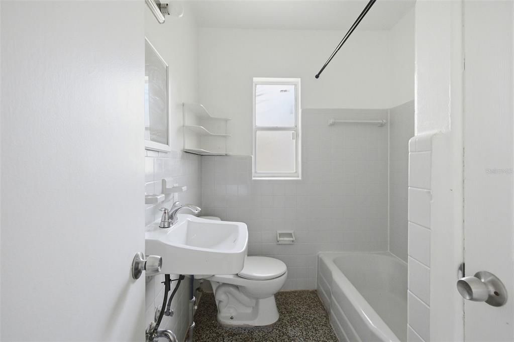 For Rent: $2,000 (3 beds, 2 baths, 1009 Square Feet)