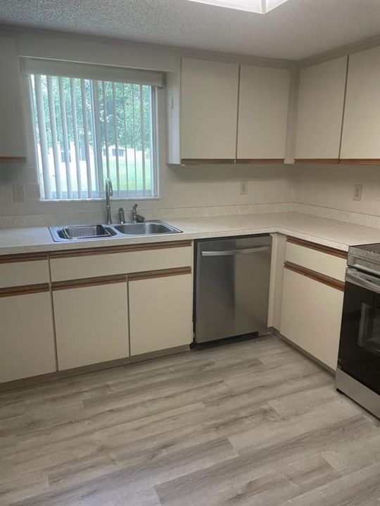 For Rent: $1,700 (3 beds, 2 baths, 1526 Square Feet)