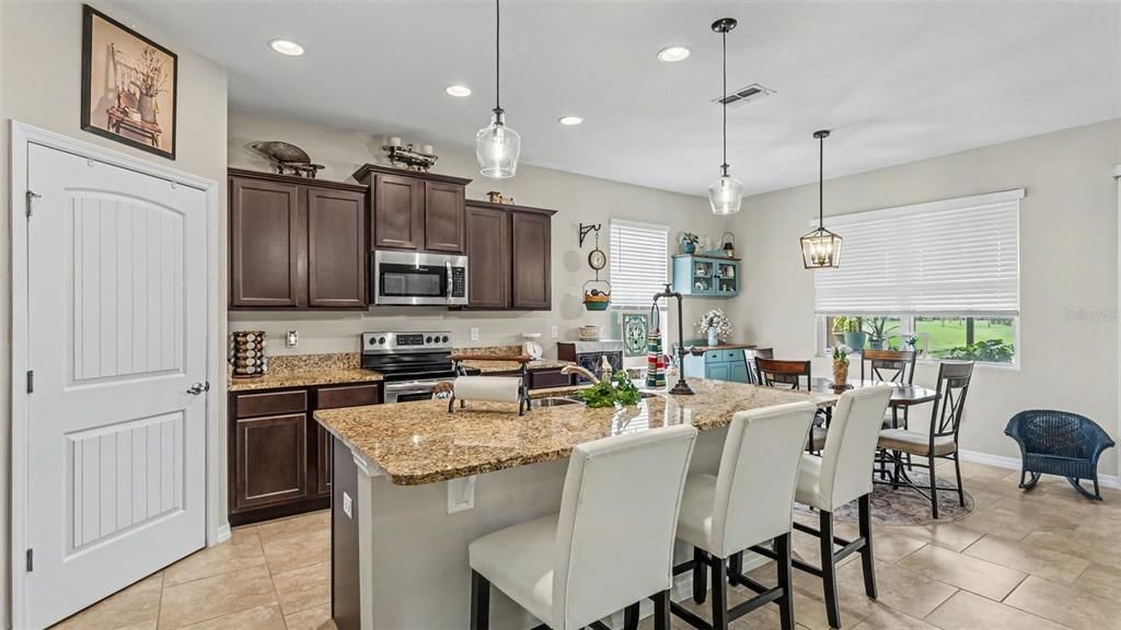 For Sale: $345,000 (3 beds, 2 baths, 1662 Square Feet)