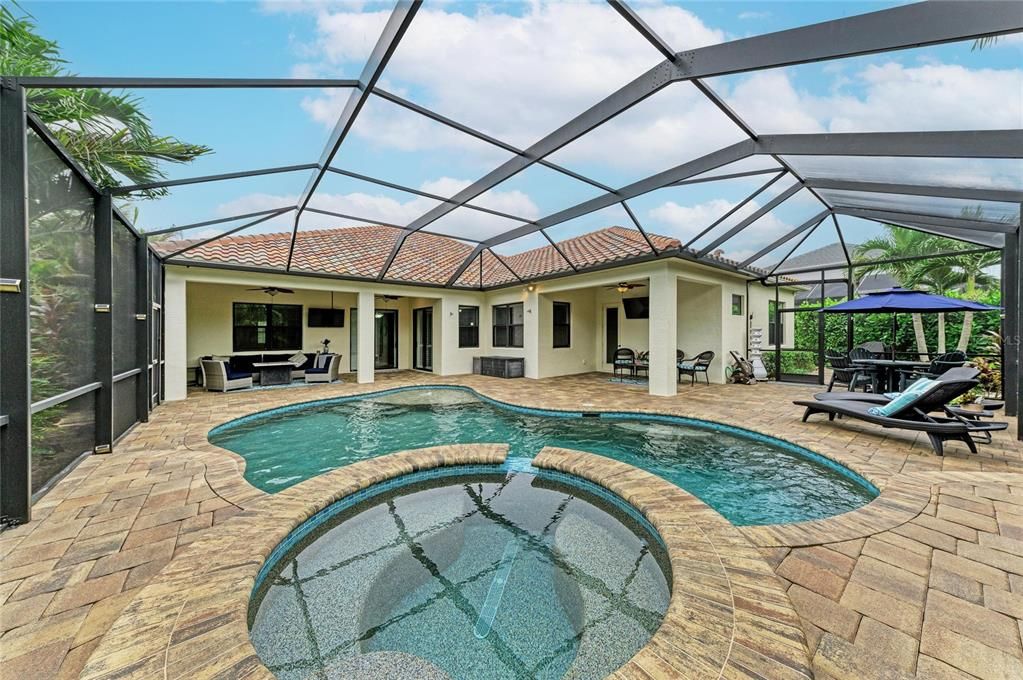 En Venta: $899,900 (4 camas, 3 baños, 2902 Pies cuadrados)
