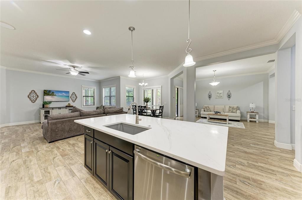 En Venta: $899,900 (4 camas, 3 baños, 2902 Pies cuadrados)