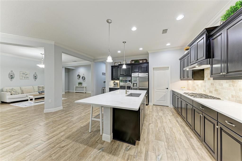 En Venta: $899,900 (4 camas, 3 baños, 2902 Pies cuadrados)