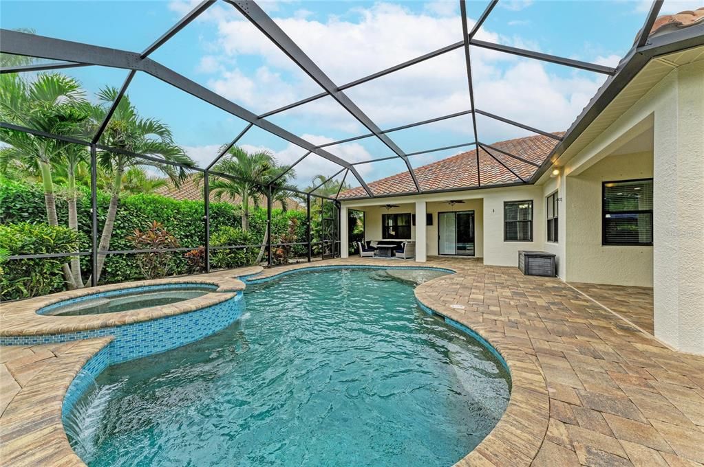 En Venta: $899,900 (4 camas, 3 baños, 2902 Pies cuadrados)