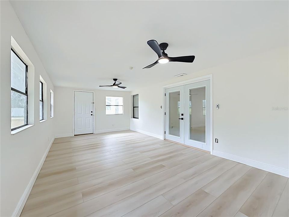 For Sale: $289,000 (3 beds, 2 baths, 1576 Square Feet)