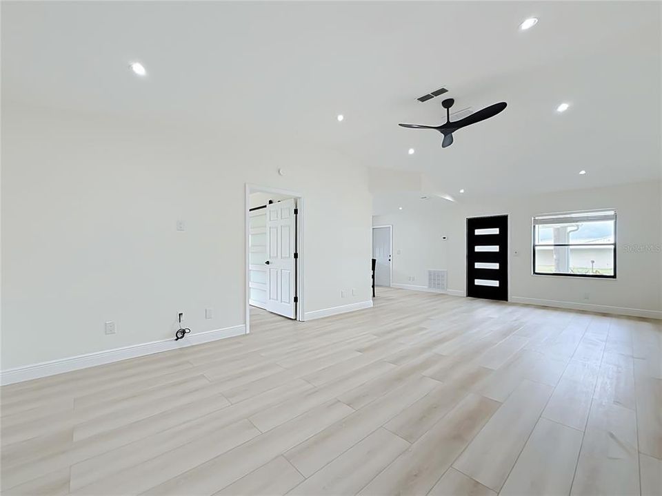 For Sale: $289,000 (3 beds, 2 baths, 1576 Square Feet)