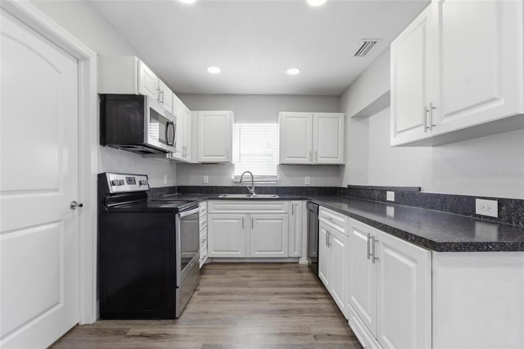 For Sale: $319,000 (3 beds, 2 baths, 1407 Square Feet)