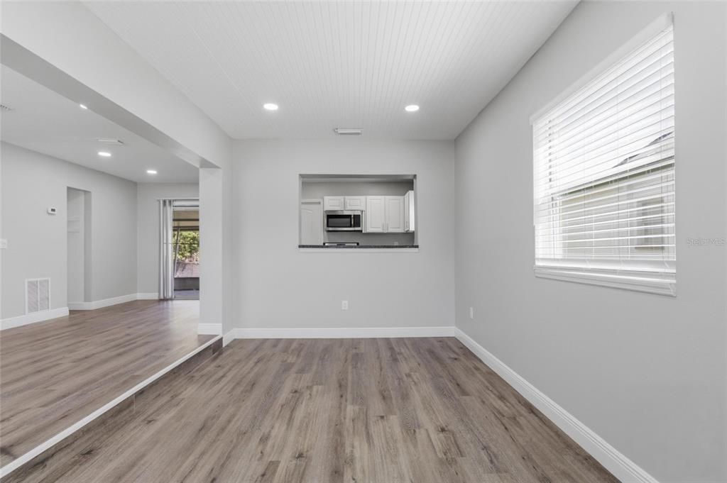 For Sale: $319,000 (3 beds, 2 baths, 1407 Square Feet)