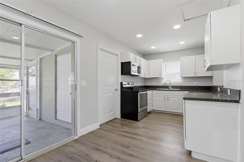 For Sale: $319,000 (3 beds, 2 baths, 1407 Square Feet)