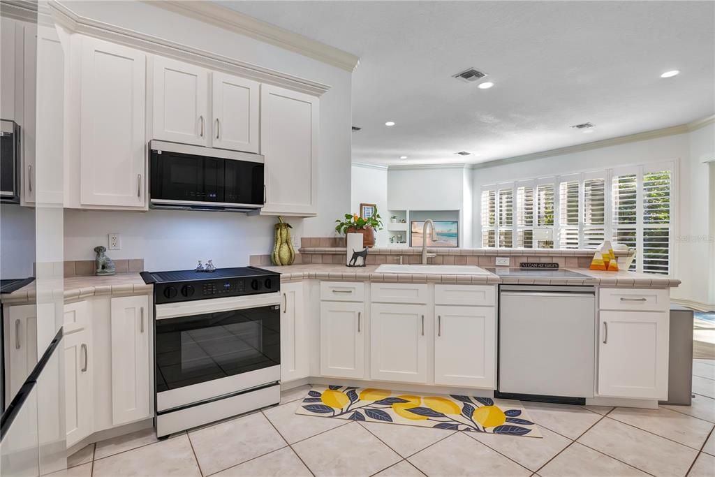 For Sale: $649,888 (3 beds, 2 baths, 2562 Square Feet)
