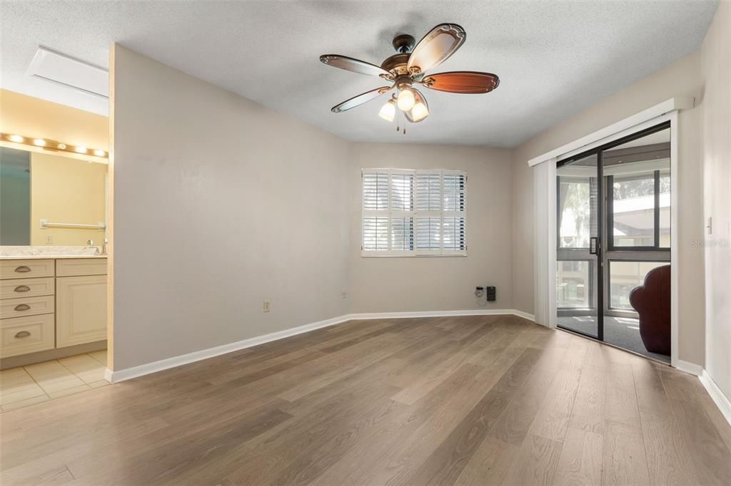For Sale: $165,000 (2 beds, 1 baths, 912 Square Feet)