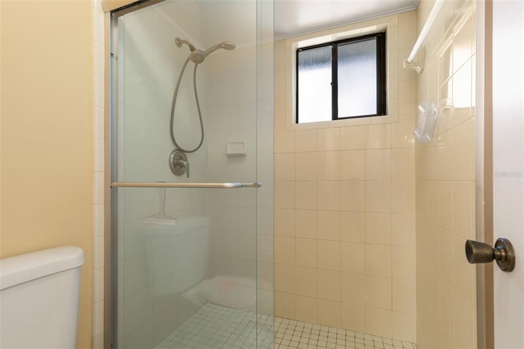 For Sale: $165,000 (2 beds, 1 baths, 912 Square Feet)