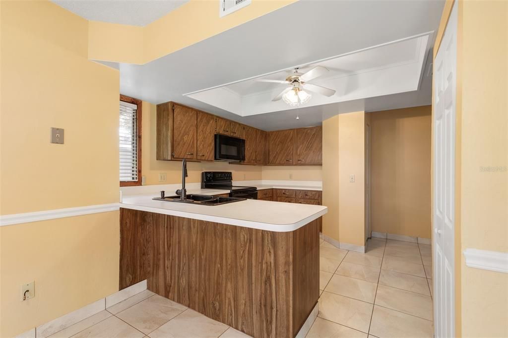 For Sale: $165,000 (2 beds, 1 baths, 912 Square Feet)