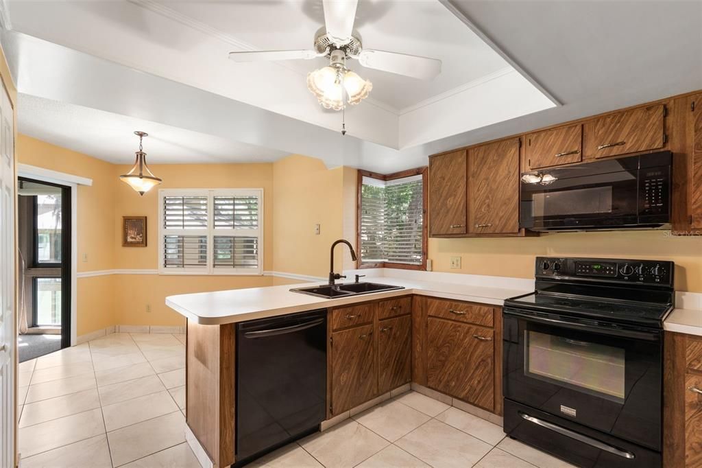 For Sale: $165,000 (2 beds, 1 baths, 912 Square Feet)