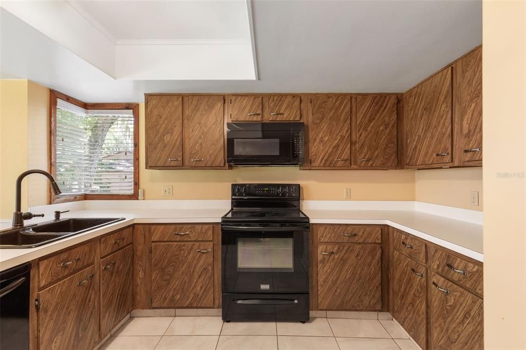 For Sale: $165,000 (2 beds, 1 baths, 912 Square Feet)