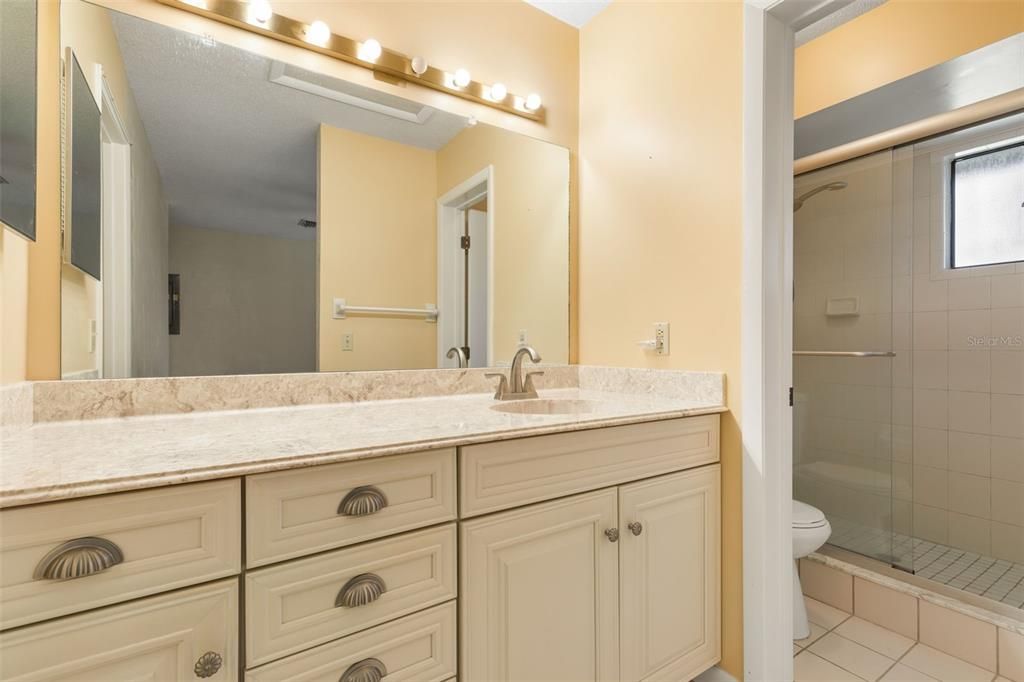 For Sale: $165,000 (2 beds, 1 baths, 912 Square Feet)