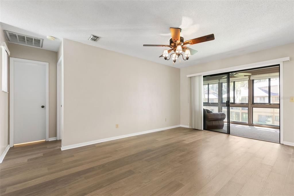 For Sale: $165,000 (2 beds, 1 baths, 912 Square Feet)