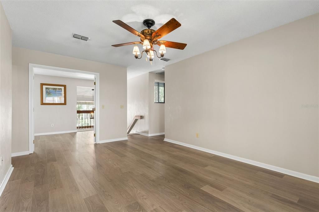 For Sale: $165,000 (2 beds, 1 baths, 912 Square Feet)