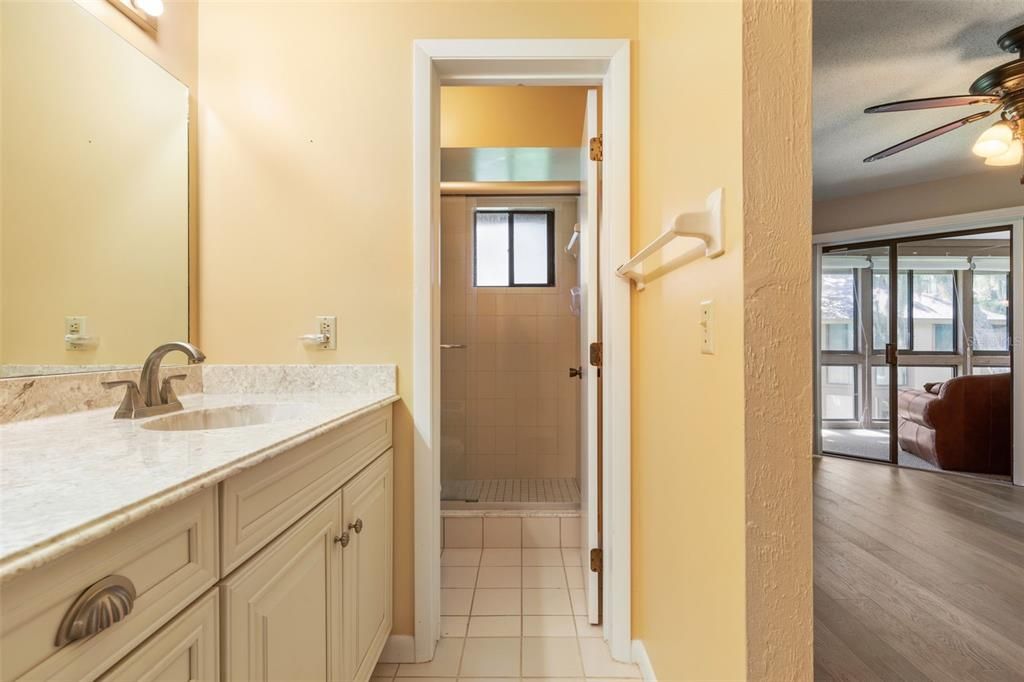 For Sale: $165,000 (2 beds, 1 baths, 912 Square Feet)