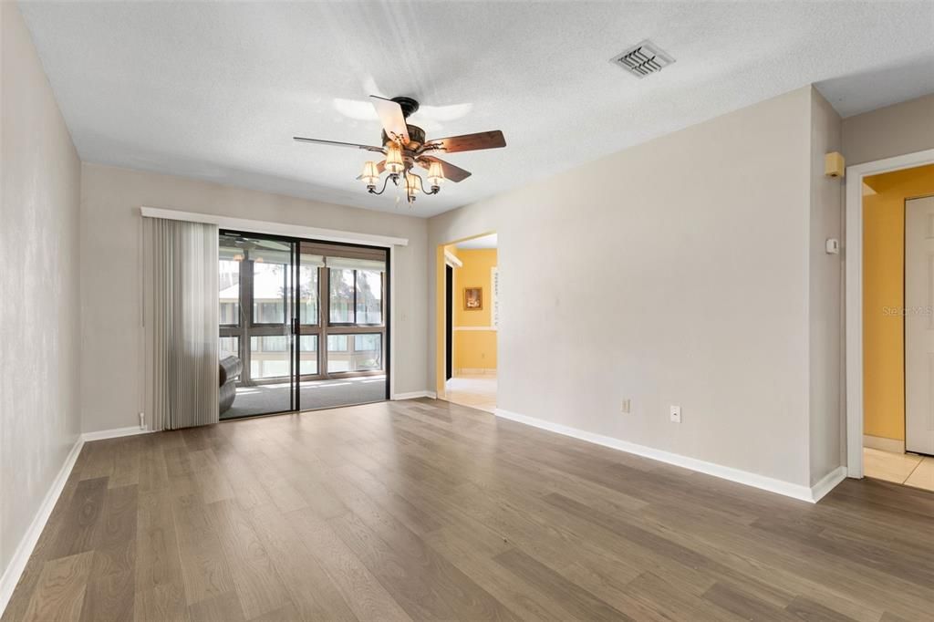 For Sale: $165,000 (2 beds, 1 baths, 912 Square Feet)